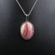 Sølv halskæde med ovalt vedhæng af rhodochrosit - Vedhænget tæt på