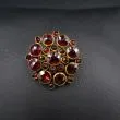 Ældre vintage broche med fine, røde pyrop granat-sten - ekstra billede - stenene changerer mere i farve i sollys, end kameraet kan vise