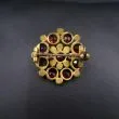 Ældre vintage broche med fine, røde pyrop granat-sten - bagside