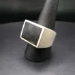 Kæmpe firkantet herrering udført af sølv med onyx 