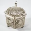 Meget fint udført 6-kantet skrin af filigran arbejde - delvist sølv.