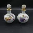 Sæt fine, antikke porcelæns- flakoner med blomstermotiv (2)
