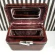 Vintage beautyboks fra tredserne i mørk bordeaux med indvendigt spejl.