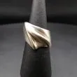 Asymmetrisk bred sølvring fra From 