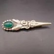 Antik sølvbroche prydet med en stor grøn chrysopras-sten
