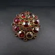 Ældre vintage broche med fine, røde pyrop granat-sten