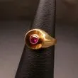 Vintage guldring med stor hindbærrød syntetisk rubin