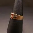 Antik otte karat guldring med røde granat sten - fra siden
