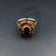 Vintage otte karat guldring med blomst af granat 