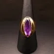 Vintage otte karat guldring med stor oval lilla sten
