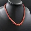 Vintage halskæde med store polerede koral-perler i forløb