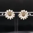 Vintage marguerit-øreclips i hvid guilloche  emalje fra Jemax