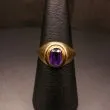 Aagaard guldring udført i otte karat prydet med lilla sten