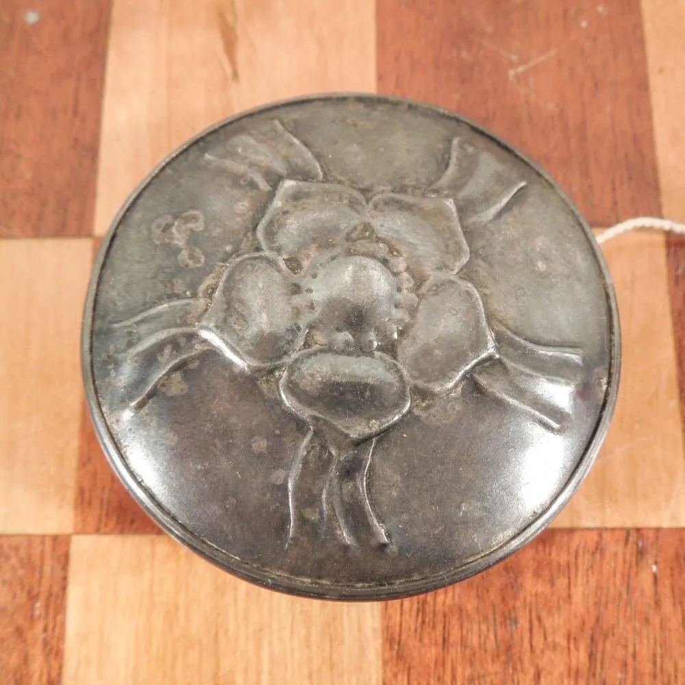 Antik forsølvet Yoyo i med klassisk Art Nouveau blomster-motiv