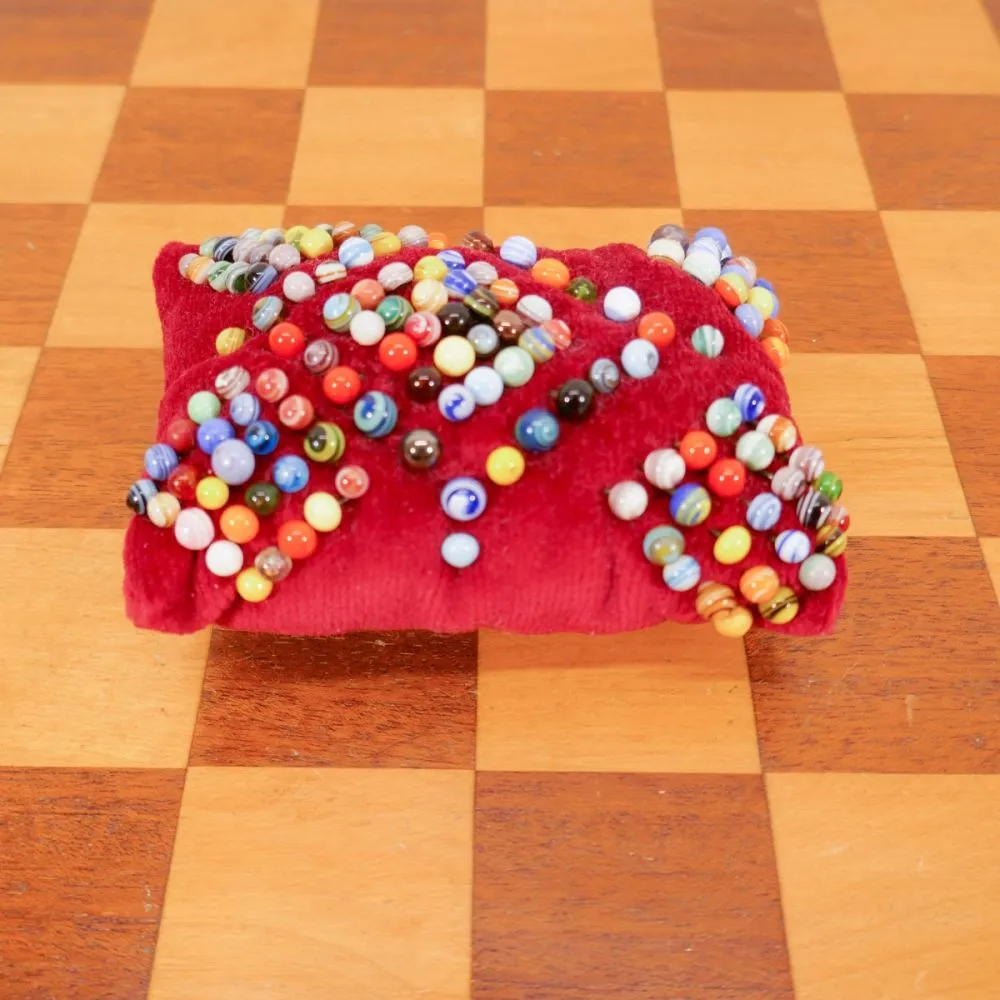 Velour pude med gamle nipsenåle 