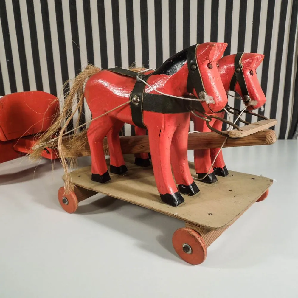 Fantastisk gammelt bemalet træ legetøj hestevogn med træk-heste