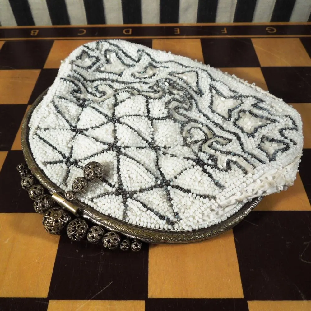 Vintage perletaske i smukke hvide & sølvfarvede perler