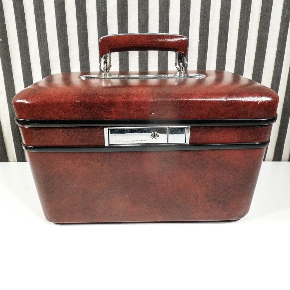 Vintage beautyboks fra tredserne i mørk bordeaux med indvendigt spejl.