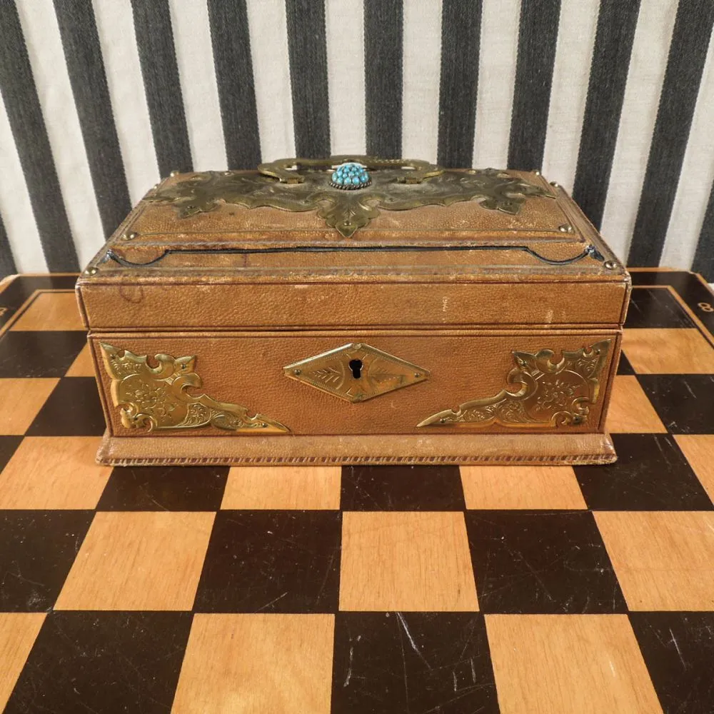 Antik smykke-skrin med meget fine messing beslag og turkiser på toppen