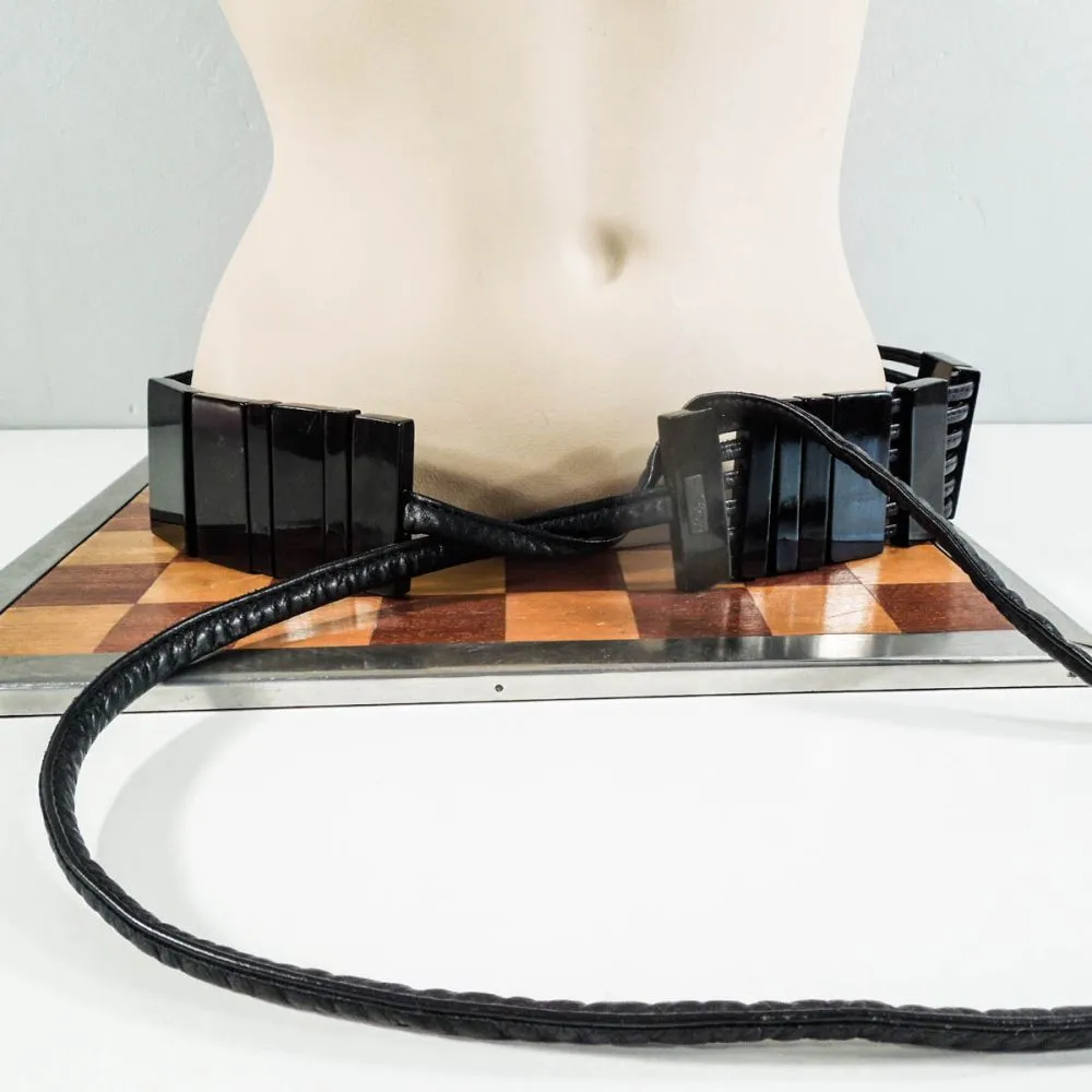 Vintage sjældent bælte fra Gerda Lynggaard, Monies af sort læder og sort horn.