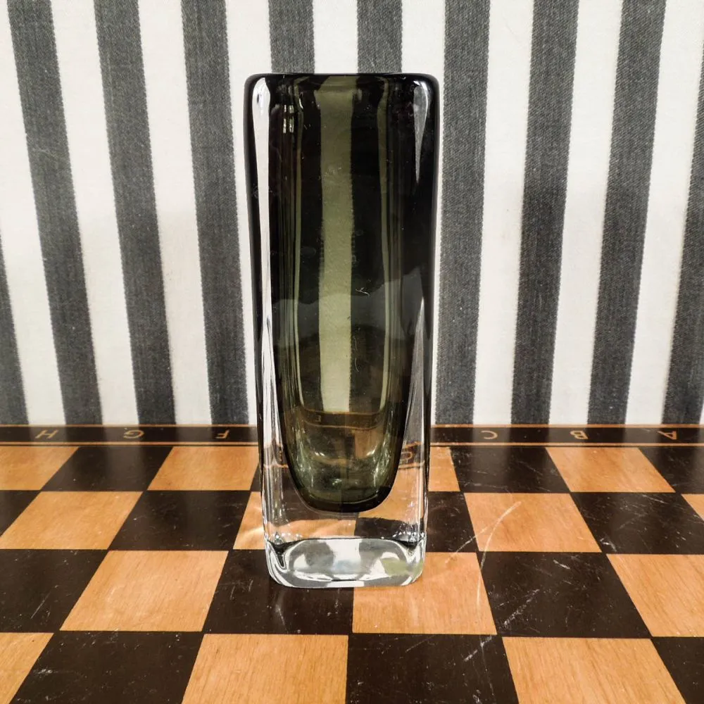 Vintage vase i klart/mørkt olivenfarvet glas fra Nils Landberg for Orrefors