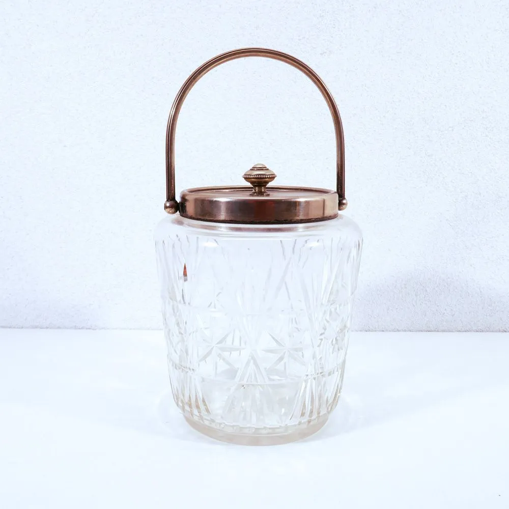 Antik kiksespand af krystal-glas med forsølvet låg

Pletten i venstre side, er genspejling. Det er ikke en fejl i glasset