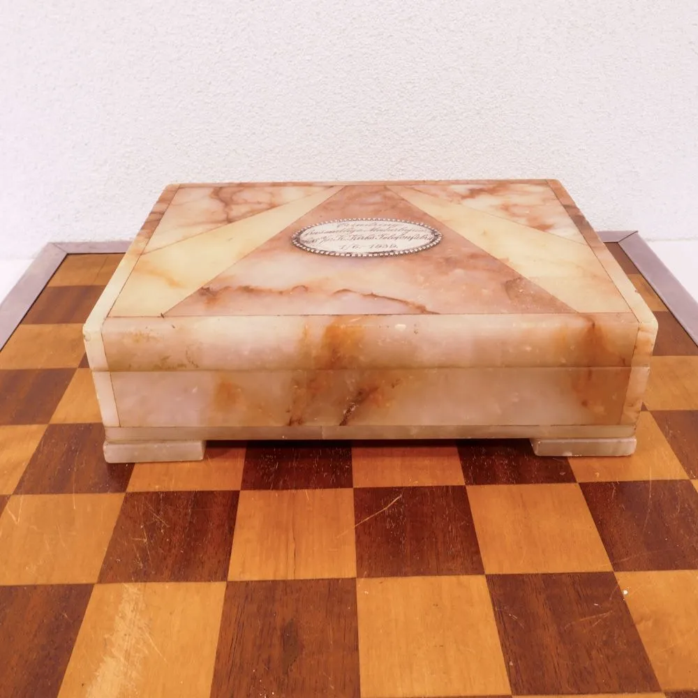 Stort Art Deco marmor skrin med sølvplakette 