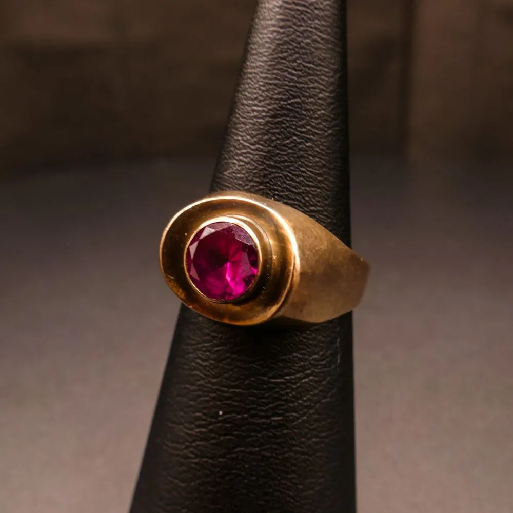 Guldring i otte karat med stor syntetisk rubin fra JØL
