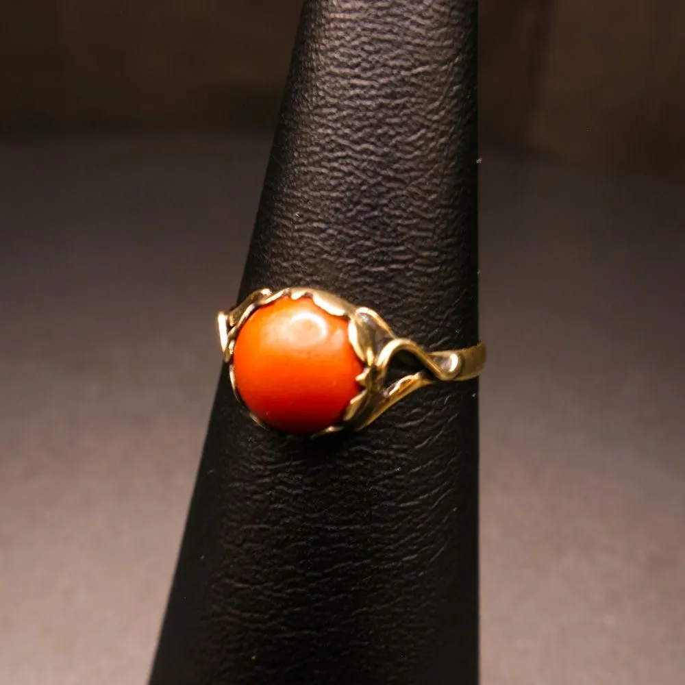 Vintage guldring prydet med stor cabochon koral
