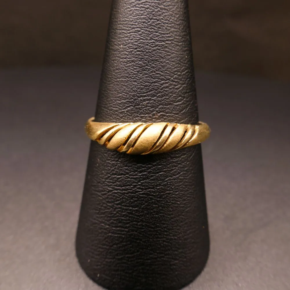 Vintage 8 karat guldring fra Siersbøl med snoet front