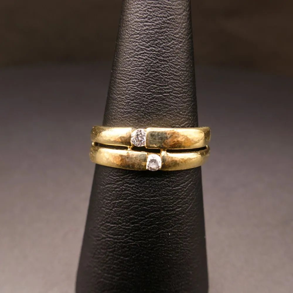 Vintage otte karat dobbelt guldring med to klare sten