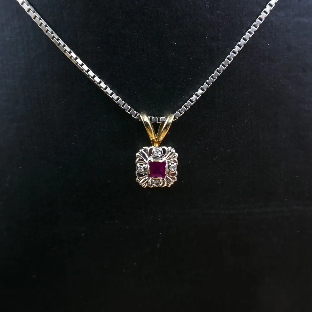 Hvidgulds halskæde med vedhæng prydet med rubin & diamanter