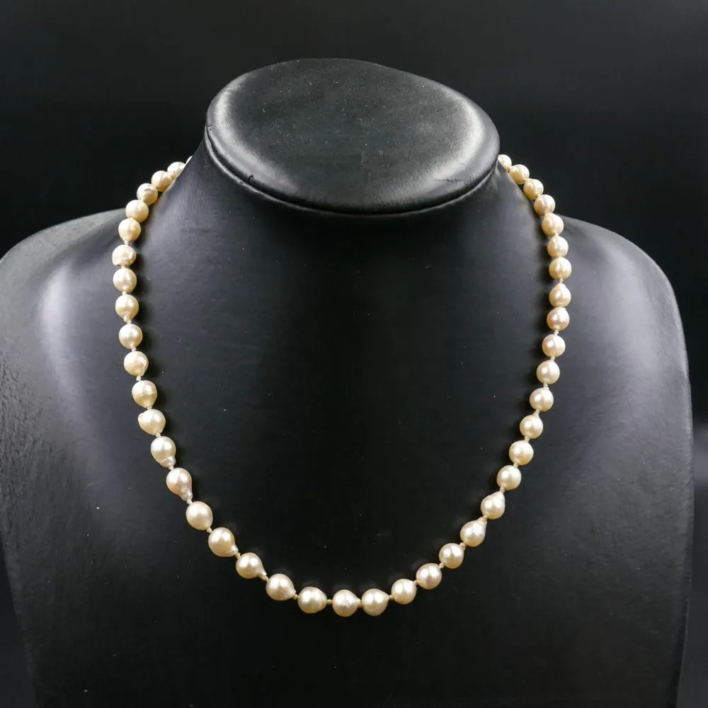 Ferskvands-perlekæde med kraftig sløjfe-lås af fjorten karat guld.