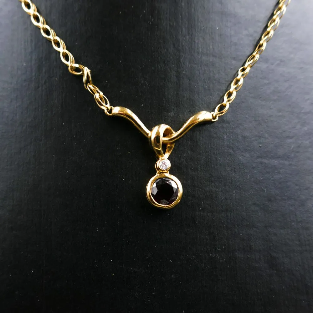 Guldhalskæde med mørkrød granat samt brillant