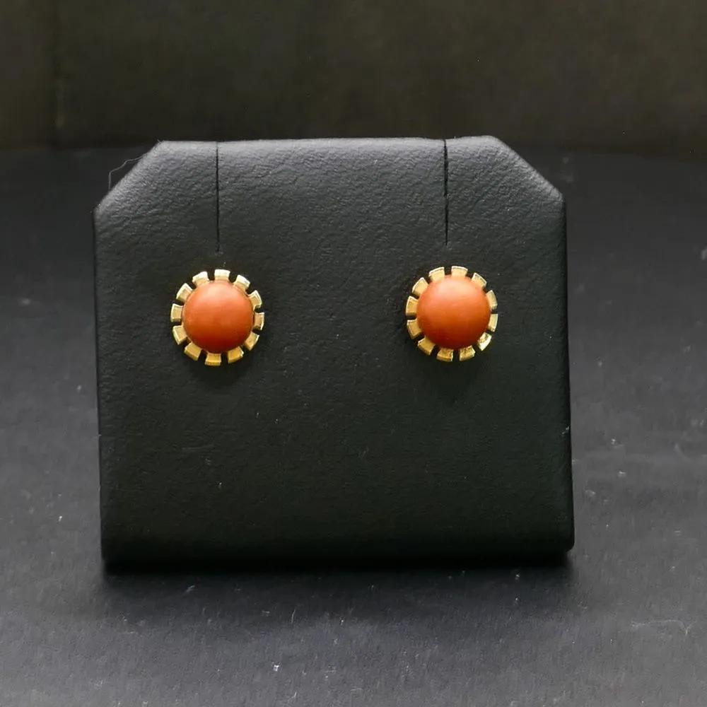 Vintage ørestikkere af guld prydet med koral 