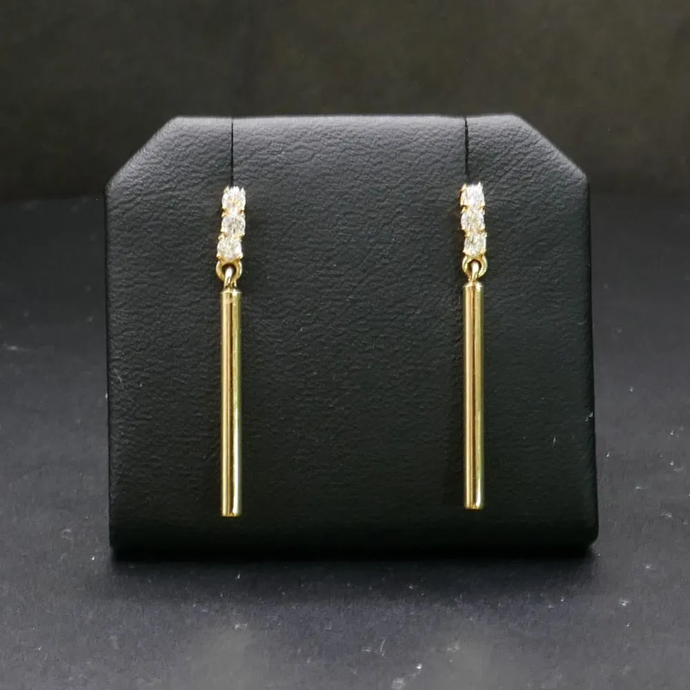 Stav-ørestikkere i 14 karat guld prydet med zirkoner.