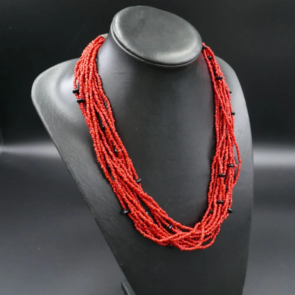 Vintage tolv-radet halskædet af mørkrød koral