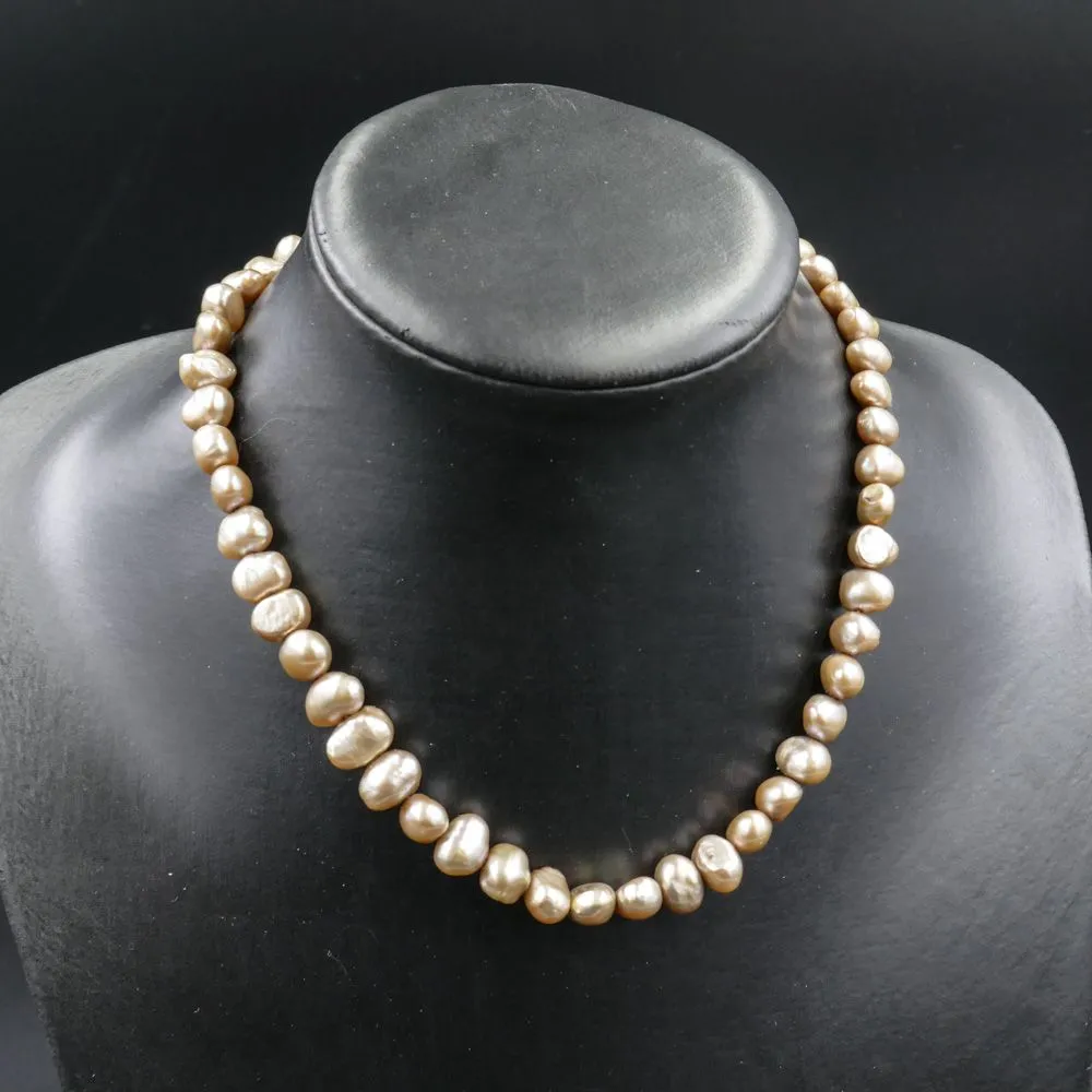 Vintage halskæde med store ferskvandskulturperler i gyldned nuancer med stref af lilla, lavendel og lyserød (perlemorsfarver)