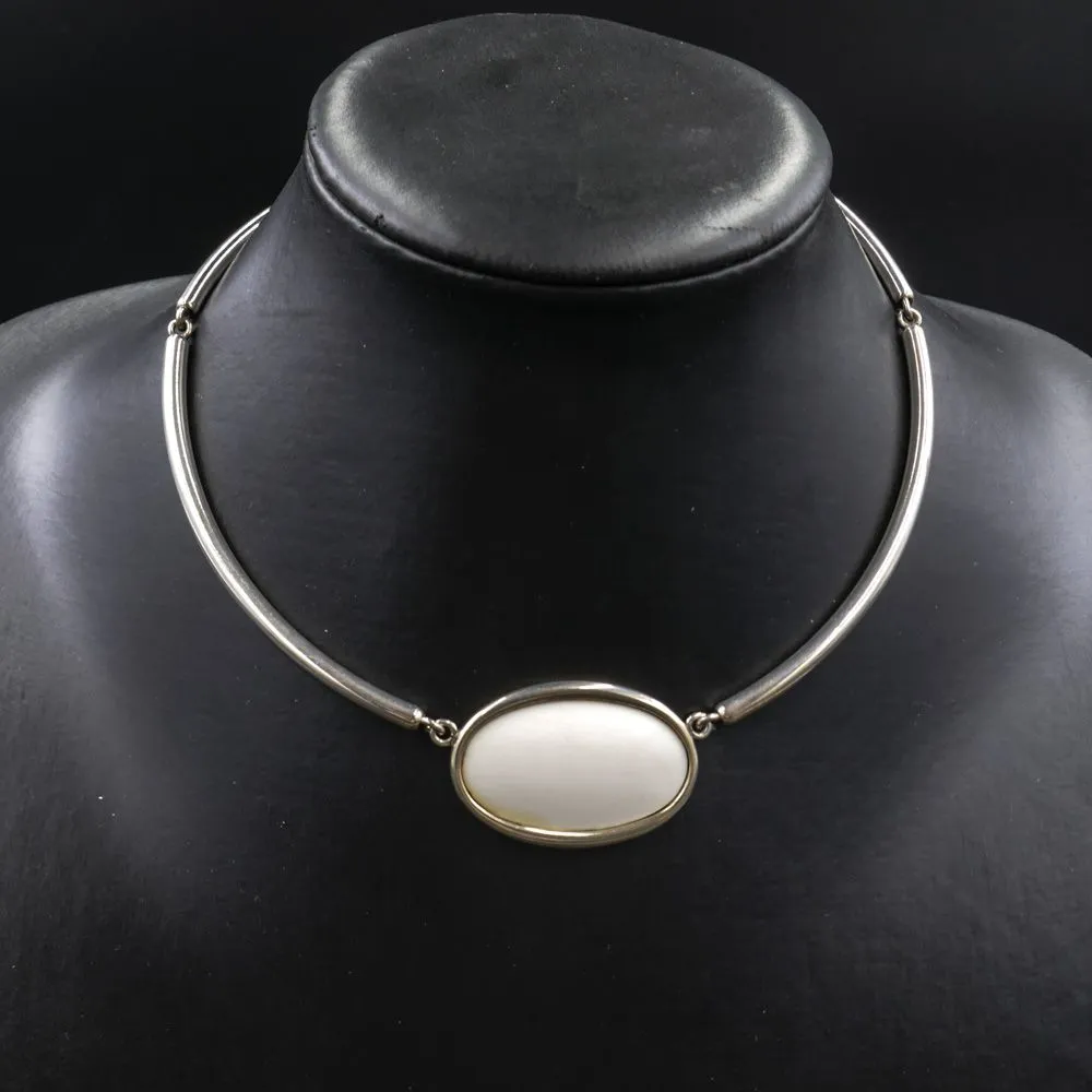 Leddelt halscollier i sølv prydet med ben fra N.E. From