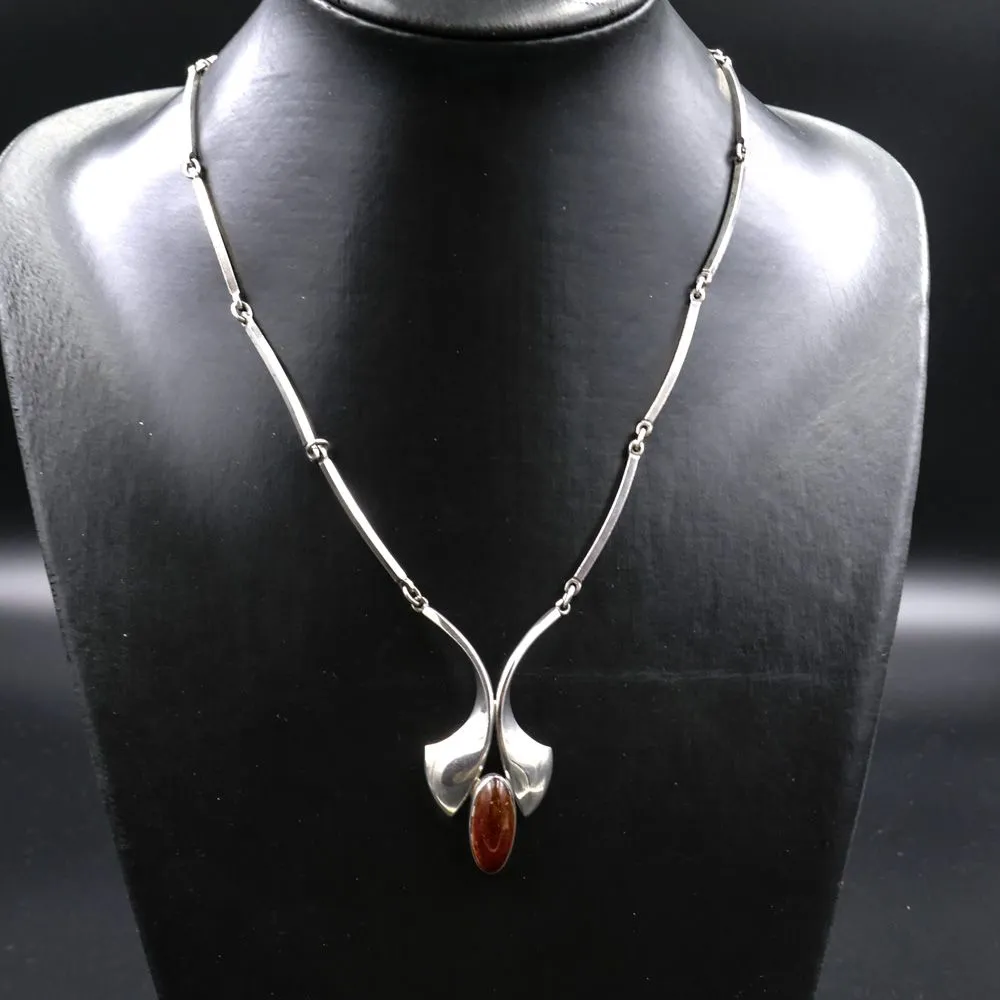 Vintage N. E From halscollier udført af sterling sølv prydet med rav.