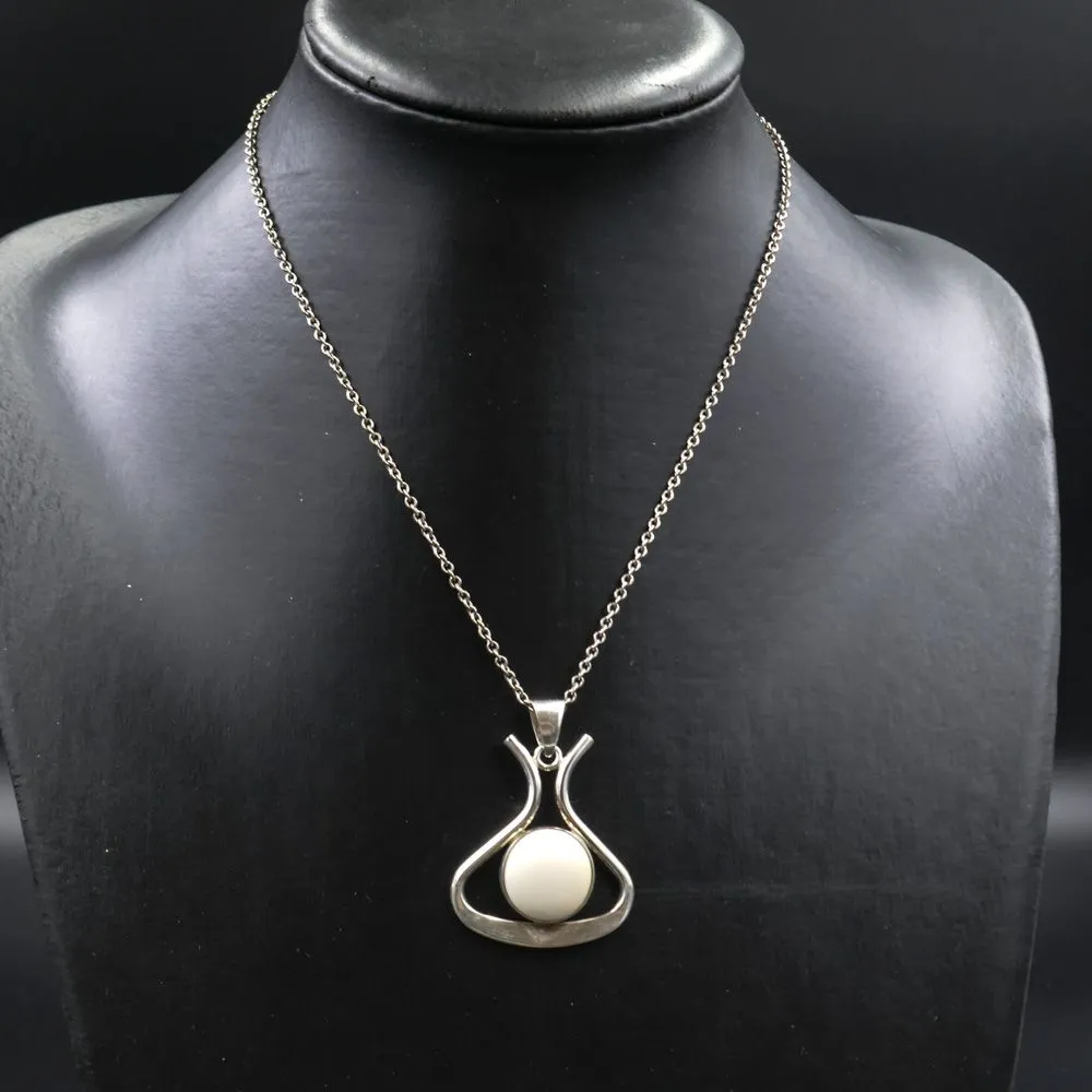 Stort sølvvedhæng prydet med ben i sølvhalskæde fra N.E. From