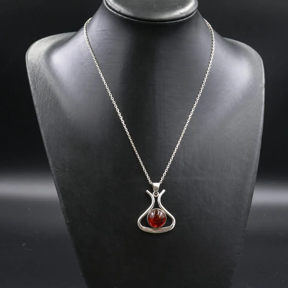 Kraftig sølvhalskæde med stor rav-vedhæng fra From