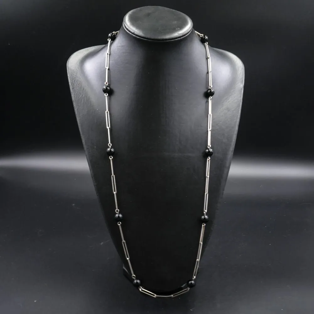Lang leddelt sølvhalskæde med sorte perler fra From 