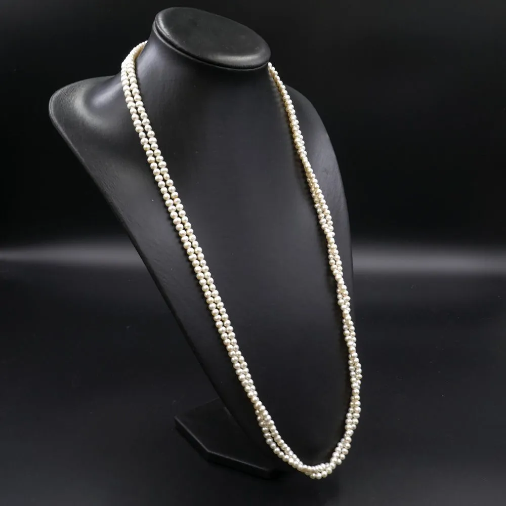 Meget lang dobbelt ferskvands perlekæde med sølvlås