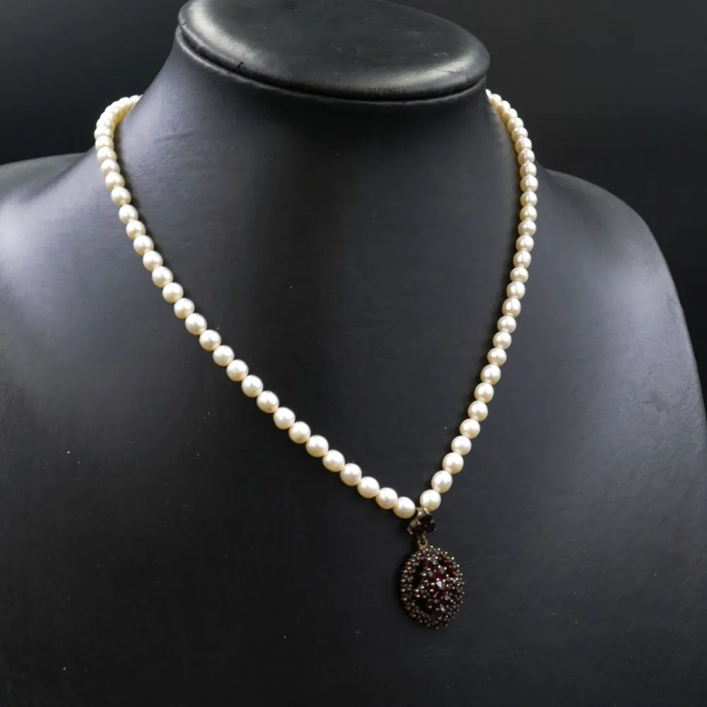 Vintage halskæde af ferskvandsperler med forgyldt vedhæng prydet med granater