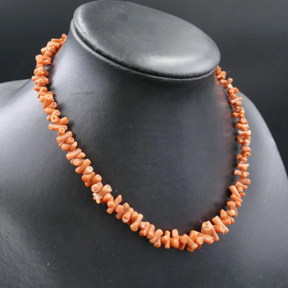 Vintage halskæde af ægte røde koral i små stave med sølvlås