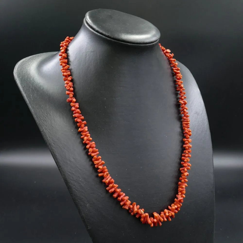 Vintage lang halskæde af mørkerøde stavkoraller