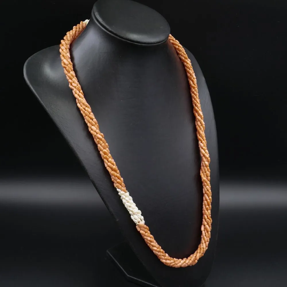 Multiradet koralhalskæde prydet med ægte perler