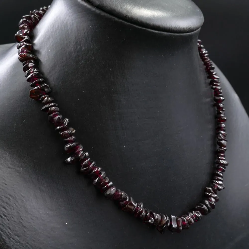 Vintage halskæde med dybt røde granater og sølvlås