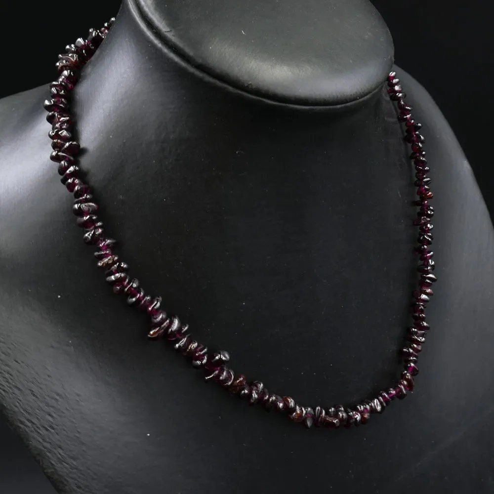 Vintage halskæde med fine lilla/røde granat-sten 